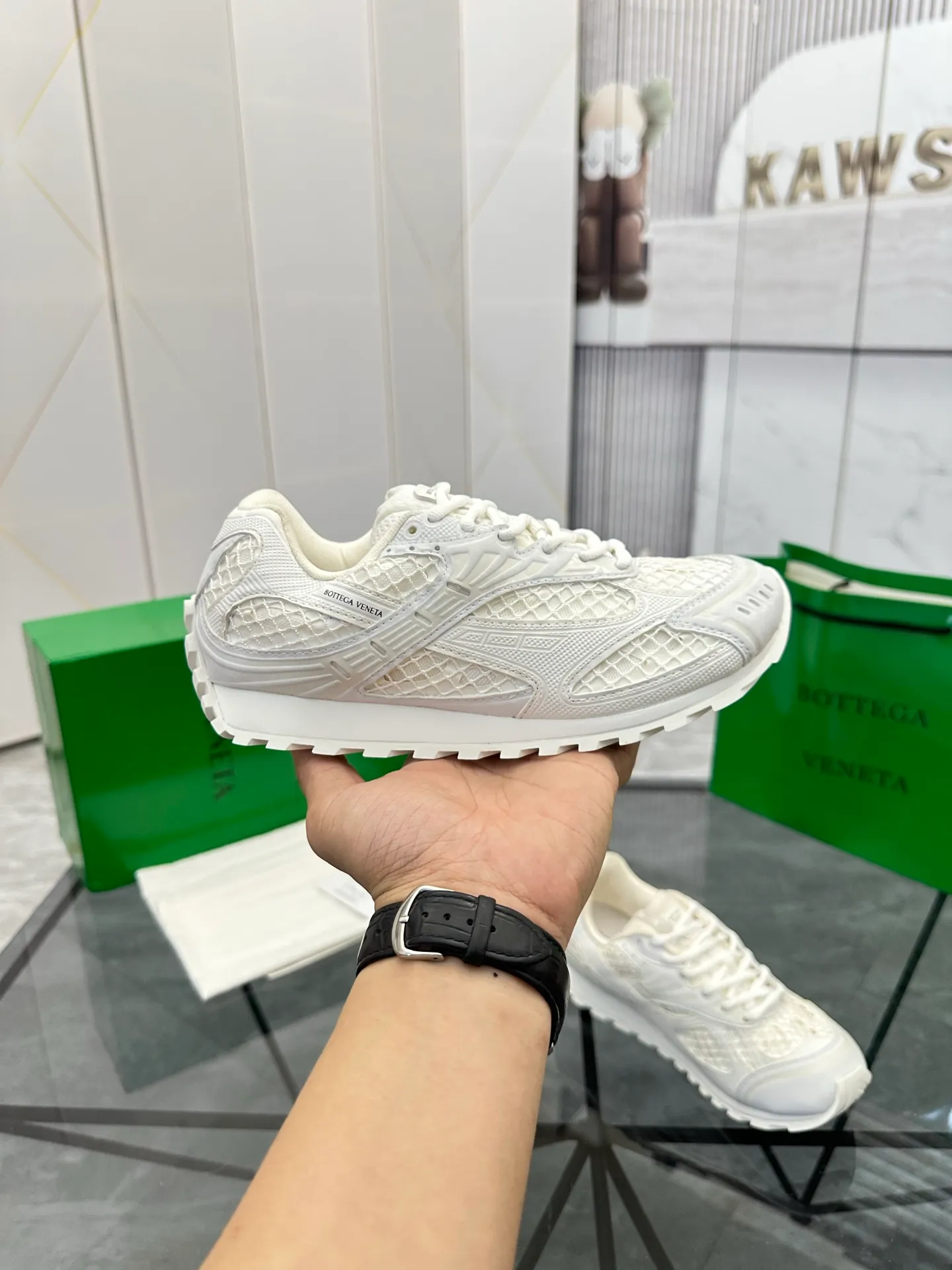 Factory men's shoes 💰: 620💰 (top version) BV Orbit sneakers Wang Yibo's same style couple's dad shoes Runner sneakers, made of lightweight technical mesh fabric. Matched with geometric pattern designed rubber outsole Wang Zha series high version Look for the package craftsmanship The actual height is much higher, but the legs are still slim. Very nice and playable and durable Matching to the standard 💯 Package shoe technology Look for the high version The outsole is made of color-blocked TPU outsole Women's model 35 36 37 38 39 40 41 (40 41 customized) Men's model 38 39 40 41 42 43 44 45. (Customized size 38 45.46) No. H345